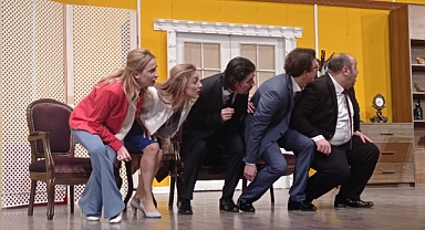 ‘Bit Yeniği’ İzmir’i kahkahaya boğuyor