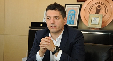 Cem Adrian ve Olsen Flarmoni EGİAD için sahnede