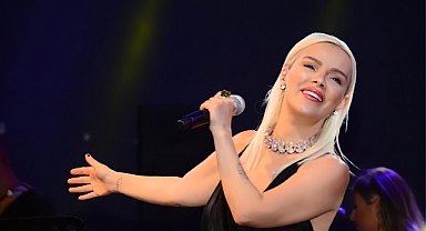 Ömür Gedik, kulisine gönderilen gizemli yüzükle sahneye çıktı