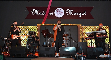 Sakiler’den İzmir’de yaklaşık 40 derecede konser