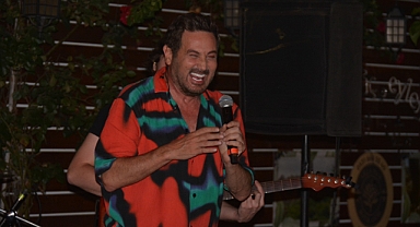 Metin Arolat’tan seyircilerin arasında konser