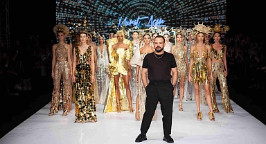 Murat Acar 10. yıl defilesiyle podyumu çiçeklendiriyor