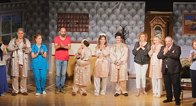 Sağlıkçılar tiyatro sahnesinde…