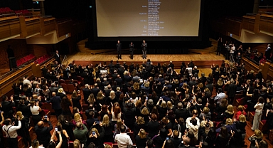 Bir Cumhuriyet Şarkısı İzmir’de seyirci ile buluştu