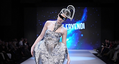 İzmirli modacı, izleyicileri 2078’e götürdü