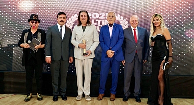 Deniz Olgun, 3. Altın Üzüm Ödülleri’ne Zarafeti ve Sunumuyla Damga Vurdu