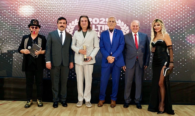 Deniz Olgun, 3. Altın Üzüm Ödülleri’ne Zarafeti ve Sunumuyla Damga Vurdu