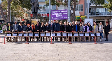 Gaziemir'de 25 Kasım Sesi: Boş Sandalyelerle Şiddete Tepki!