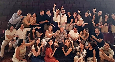 Haldun Dormen’in son prodüksiyonu, Sahne Tozu Tiyatrosu’nda yaşamaya devam ediyor