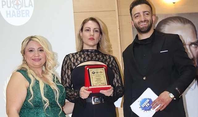 İzmir’in Güçlü Kadınlarından Gazeteci Günnur Berber’e “Yılın Güçlü Kadını” Ödülü